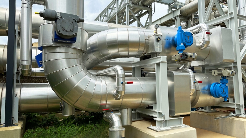 Komplexe Anordnung von Industrierohren und Maschinen