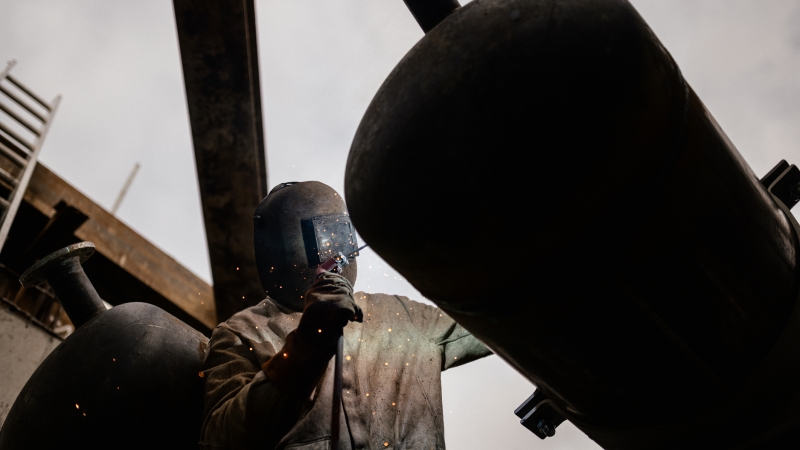HF Energietechnik Schweißer, schweißt Rohre auf Baustelle