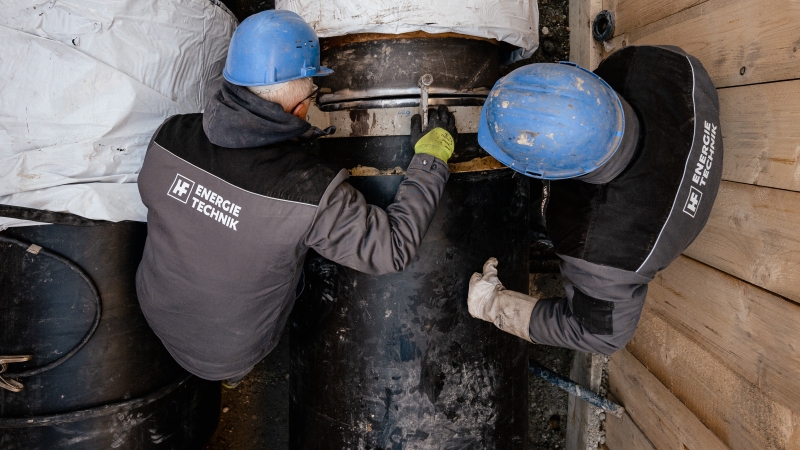 HF Energietechnik Arbeiter arbeiten an einem Rohr